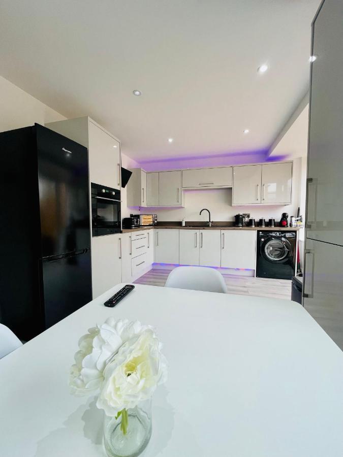 Brand New Modern 3 Bedroom Home Μπλάκπουλ Εξωτερικό φωτογραφία